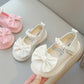 Sapato Infantil Feminino Branco com Pérolas e Laço Elegante